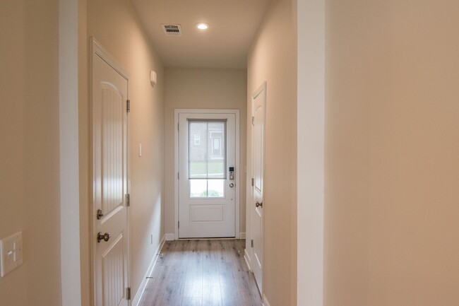 Building Photo - Beautiful Gallatin Townhome w/ Appliances!