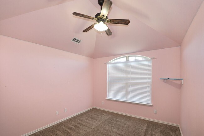 Building Photo - Stunning with 4 bedrooms in City View!