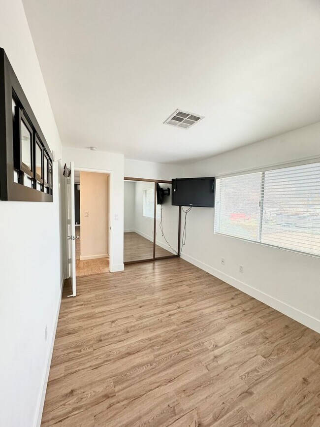 Building Photo - 3 bedroom 1.5 bathroom with amazing views of Morongo Valley