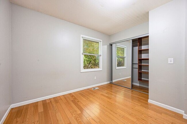 Building Photo - 1550- Chic 3BR Ranch in Parchment - Sleek,...