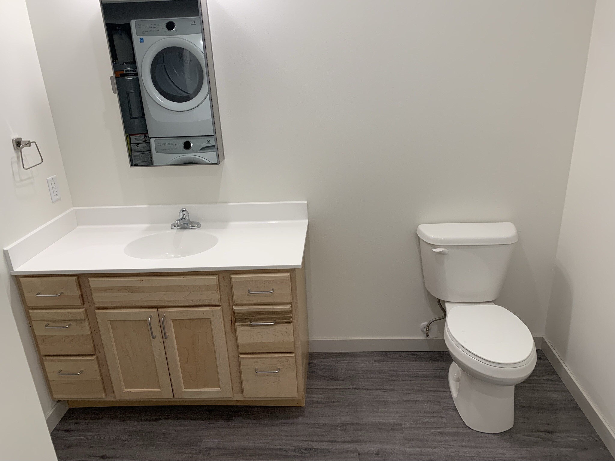 Large Bathrooms - 202 Valley Green Sq