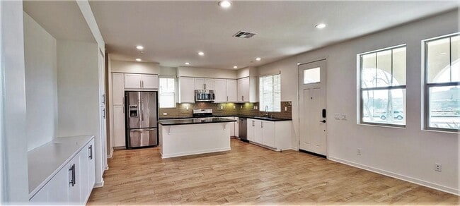 Building Photo - 2 Adelfa St