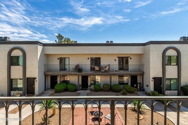 Building Photo - Old Town Scottsdale townhome- 2 bd 2 bath- W/D- Yard