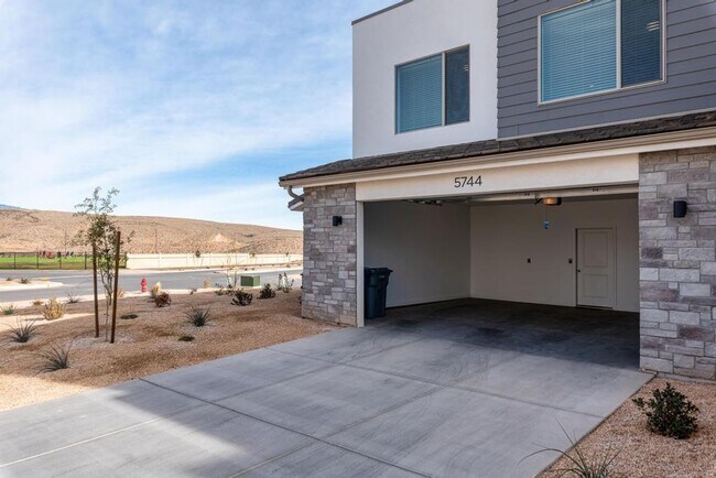Building Photo - Desert Color Townhome 4-Bedrooms!