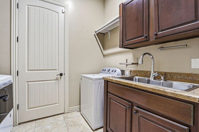 Building Photo - 724 Scott Ln