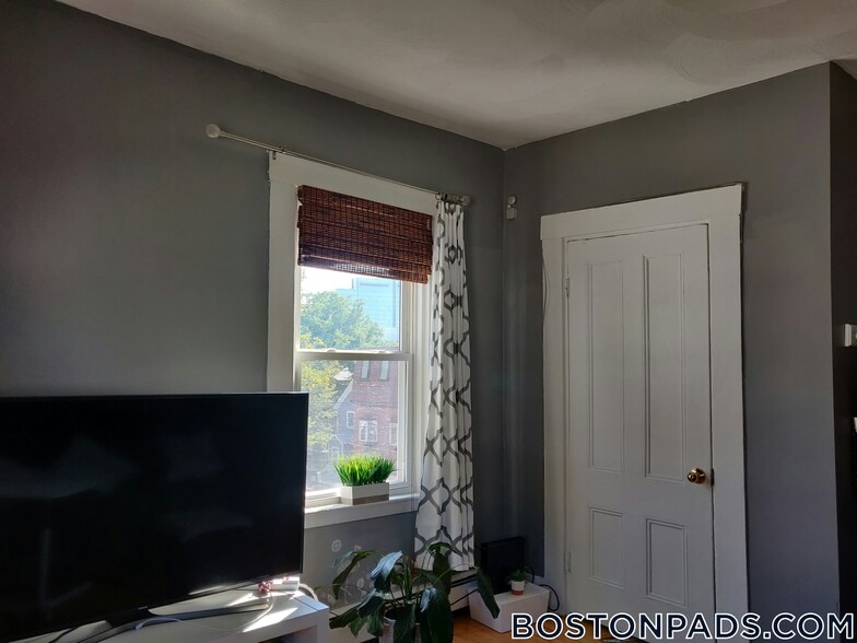 Building Photo - 150 fifth