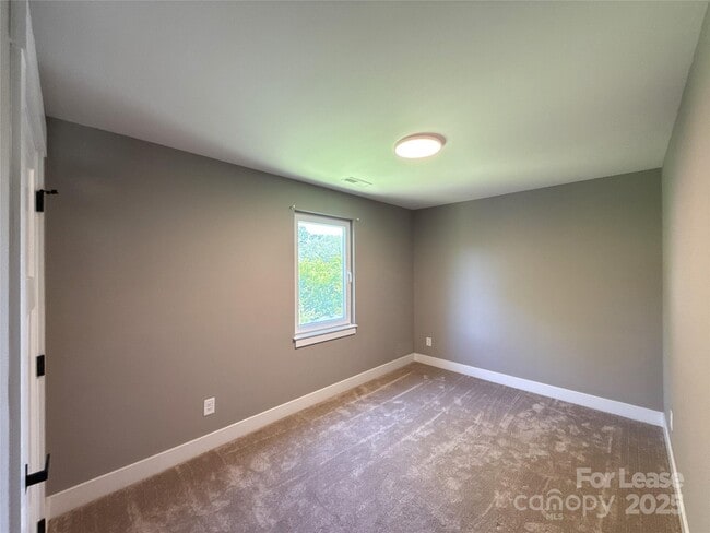 Building Photo - 133 Openview Dr
