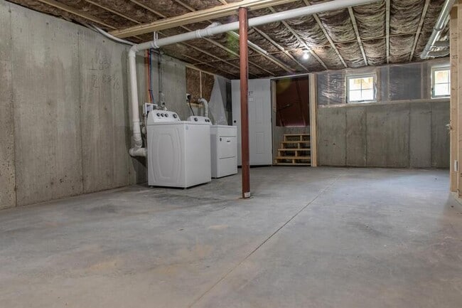 Building Photo - 5 Thomas Dr