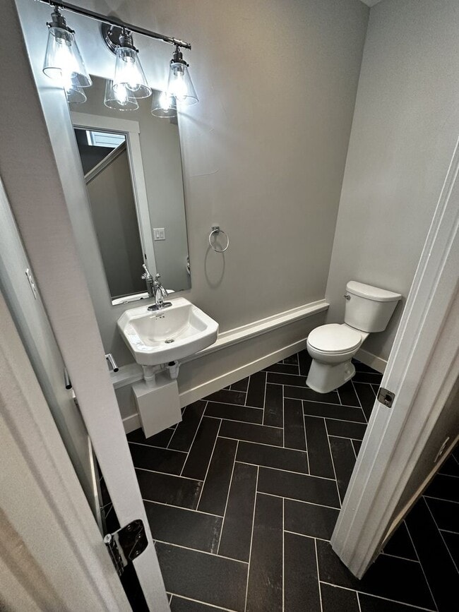 Building Photo - Available Early March!!  Bright and light with fantastic Views!!