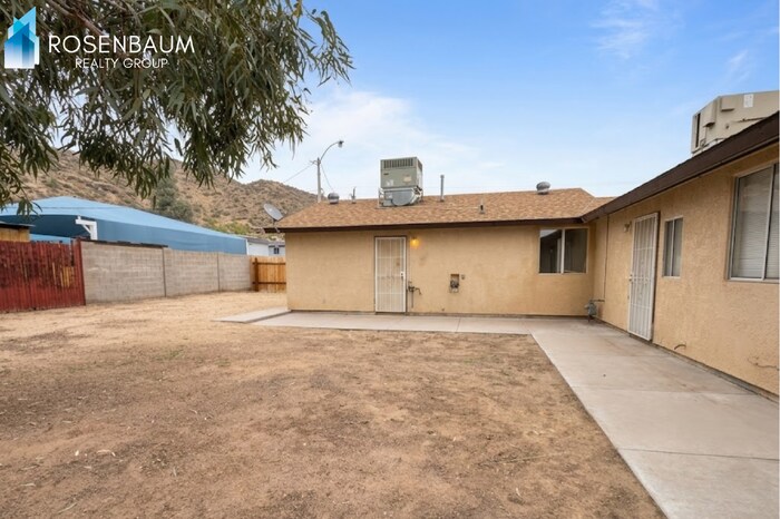 Building Photo - 1702 W Shangri La Rd