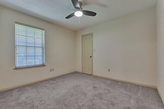 Building Photo - 13511 Summer Hill Dr