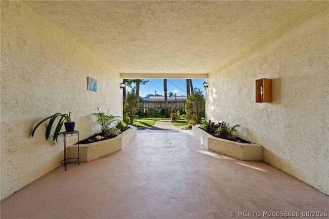 Building Photo - 250 SE Four Winds Dr