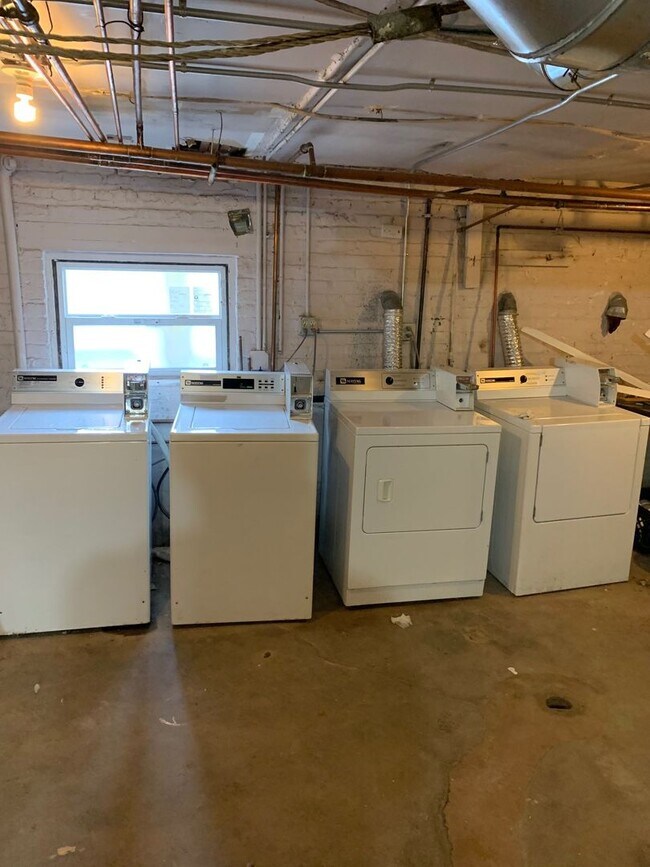 Building Photo - 1942 Lombard-4