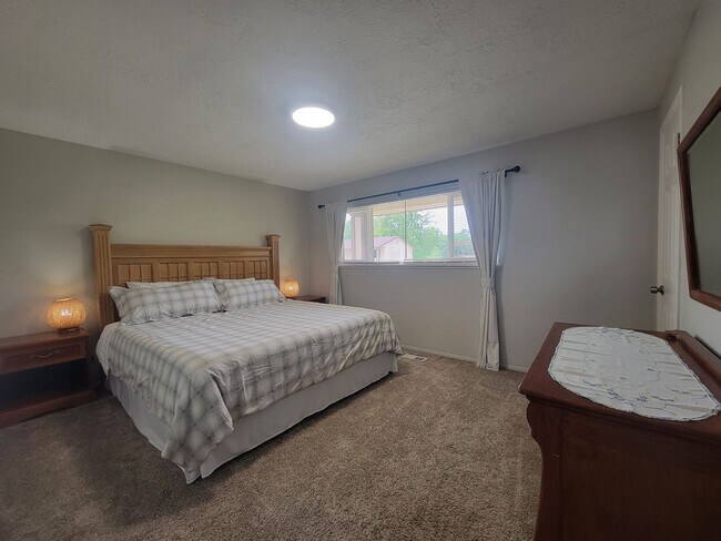 Building Photo - Newly Renovated Townhouse - Pet Friendly!!