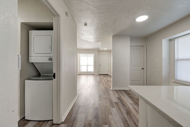 Building Photo - 727 Vicksburg Ave