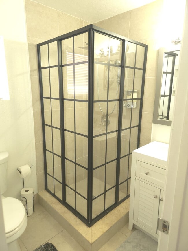 Building Photo - 191 NW 17th Ct