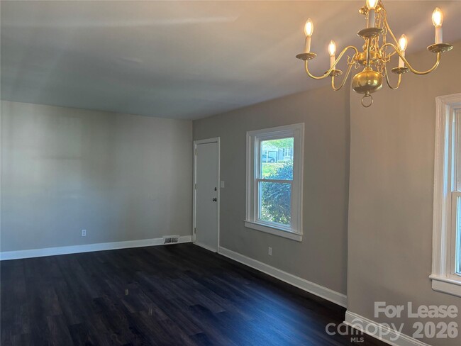 Building Photo - 2565 Brentwood Pl