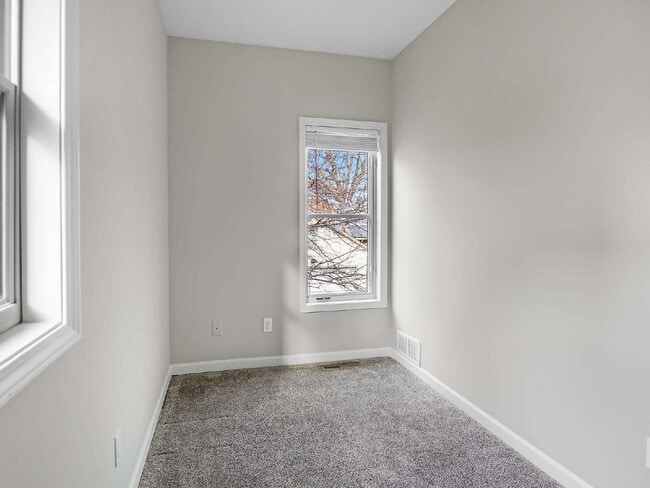 Building Photo - 3 bed duplex in Powderhorn Available now!