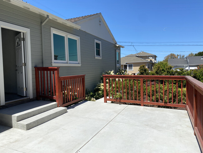 Private patio with wood railings - 10 Beresford Ct