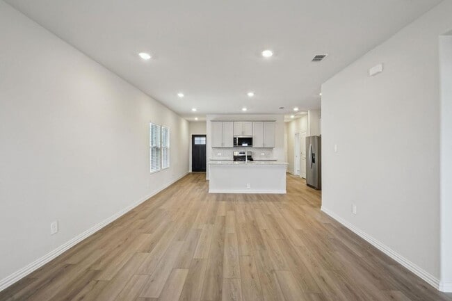 Building Photo - 115 Greenbriar Dr