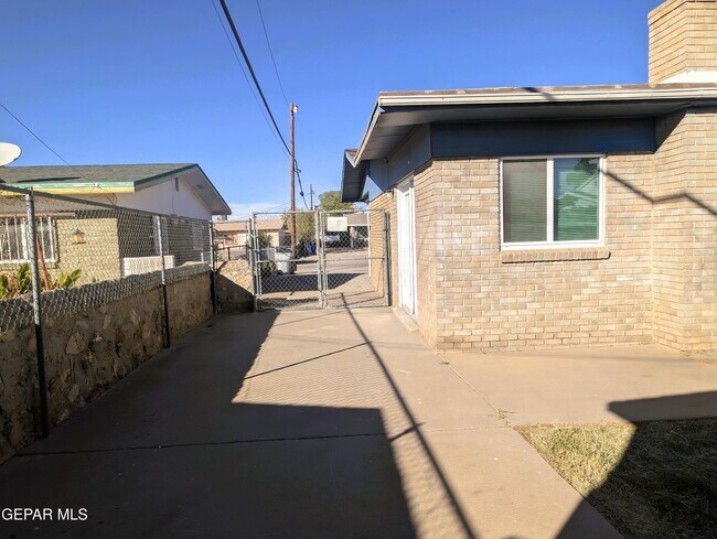 Building Photo - 5804 Pickerel Dr