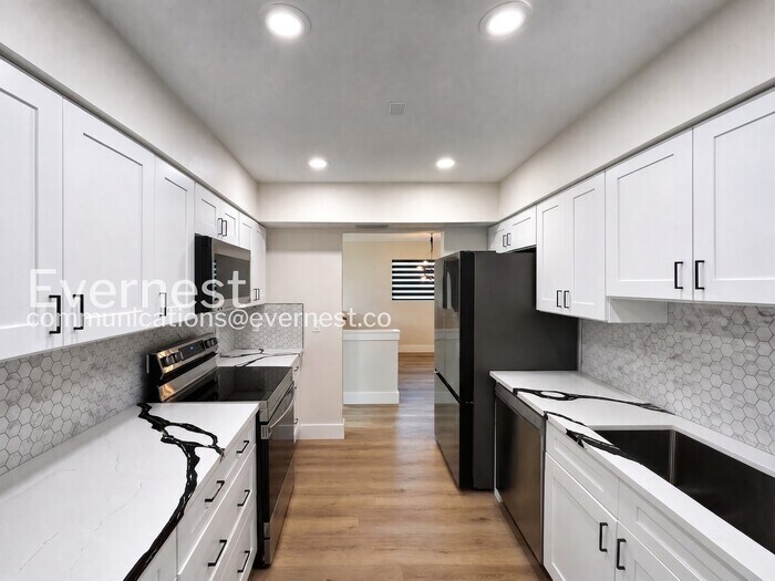 Building Photo - 5908 S Manhattan Ave