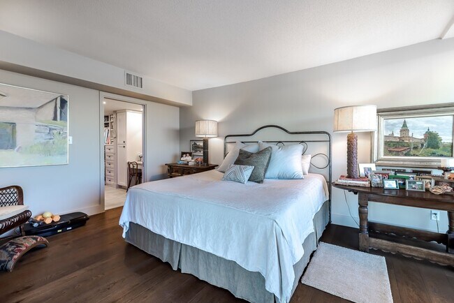 Building Photo - 1006 Guadalupe St