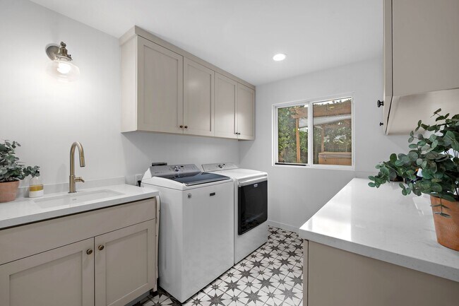 Building Photo - Beautifully Remodeled Rossmoor Home in a P...