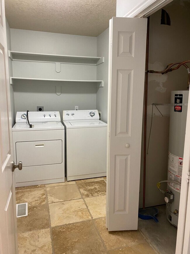 Building Photo - 2 Bed 1 Bath Brentwood Condo