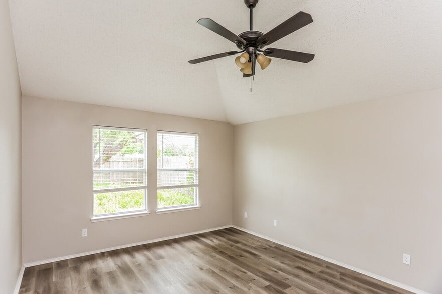 Building Photo - 1105 Alexandria Dr