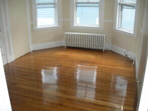 Building Photo - 4-Bed Brighton Center JUNE2026