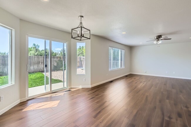 Building Photo - Gorgeous 4 Bed 2.5 Bath Home in Wolf Creek!