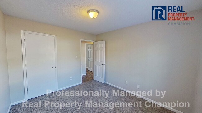 Building Photo - 3 BD/2 BA Home with Fenced Yard & Attached Garage