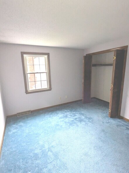 Building Photo - 867 Shaker Rd