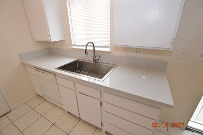 Building Photo - 3646 Longfellow St