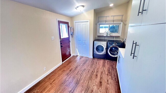 Building Photo - 4870 E Kansas Dr