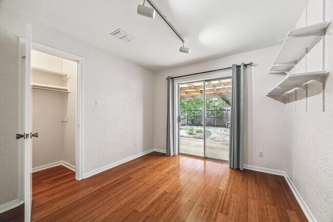 Building Photo - 7806 Rollingbrook Dr