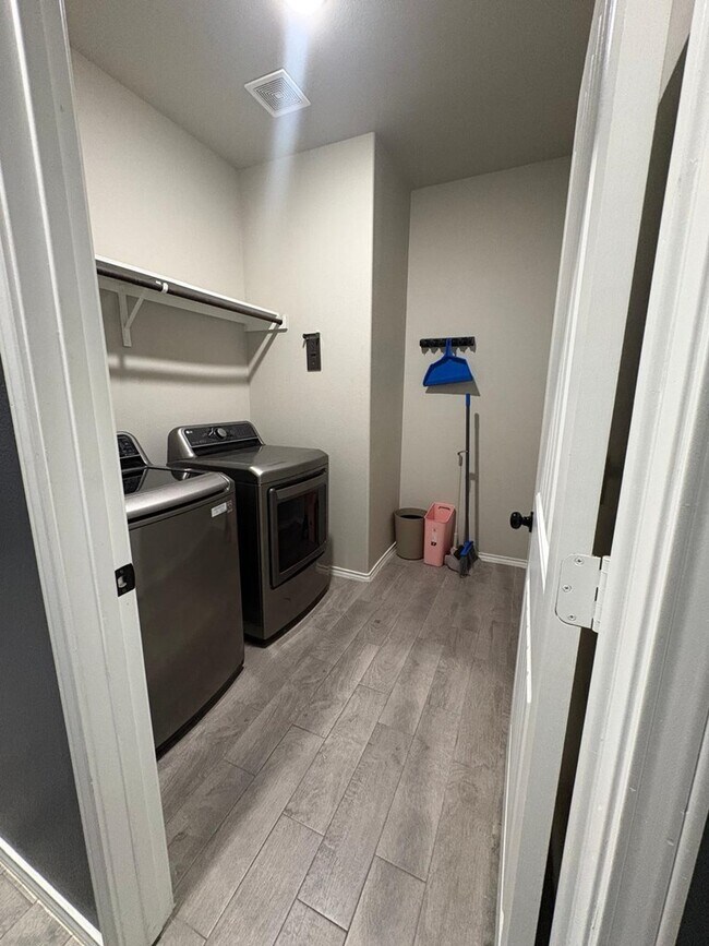 Building Photo - 2027 Ebbets Dr