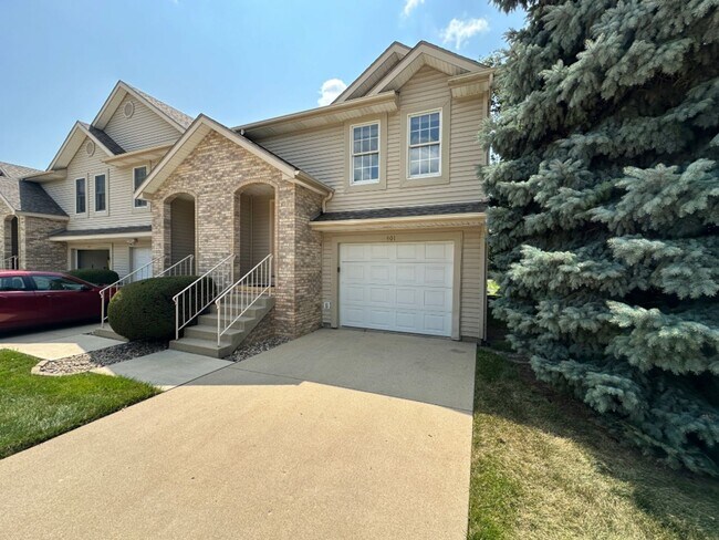 Building Photo - Sophisticated Townhome Living with Modern ...