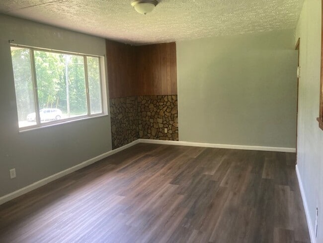 Building Photo - 2 bedroom - 1 bathroom