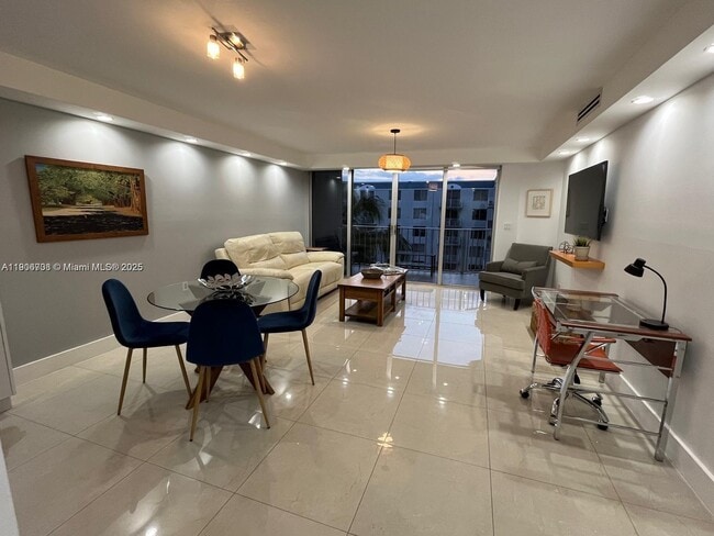 Primary Photo - 1700 NW N River Dr