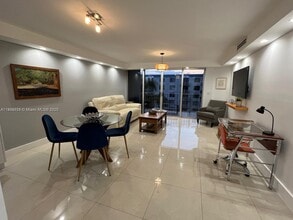 Building Photo - 1700 NW N River Dr