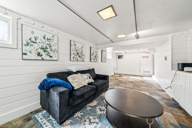 Building Photo - Amazing Colonial House in Sullivan's Gulch...