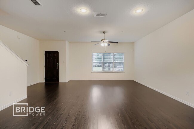 Building Photo - 1317 Lakecrest Ln
