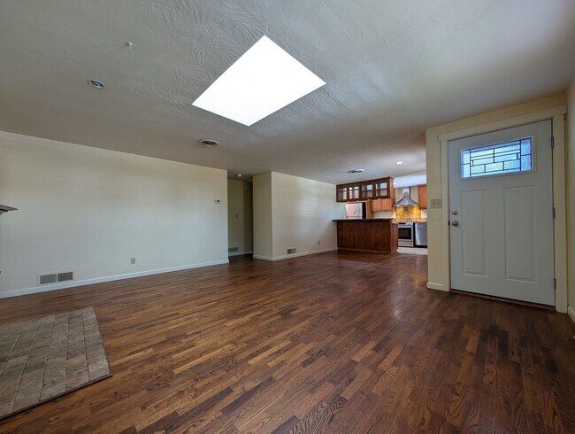Building Photo - 890 E 29th Ave