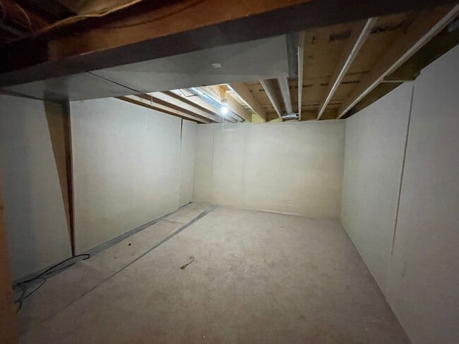 Building Photo - Wonderful Townhome