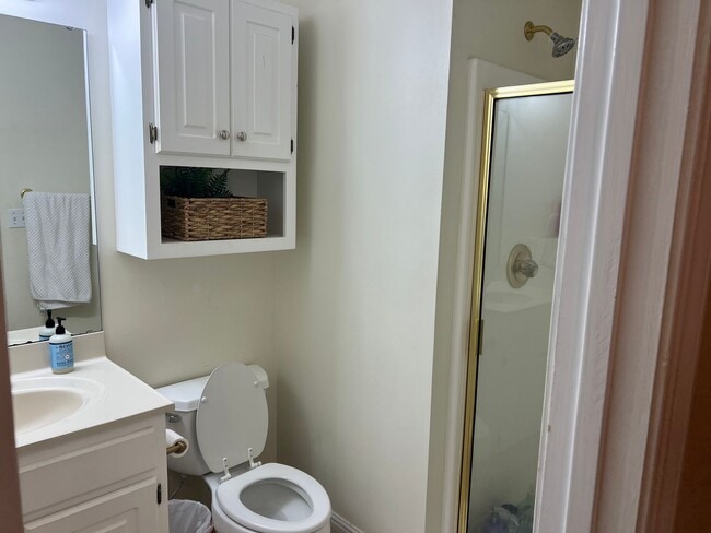 Building Photo - 6 Bedroom Pierce Ave