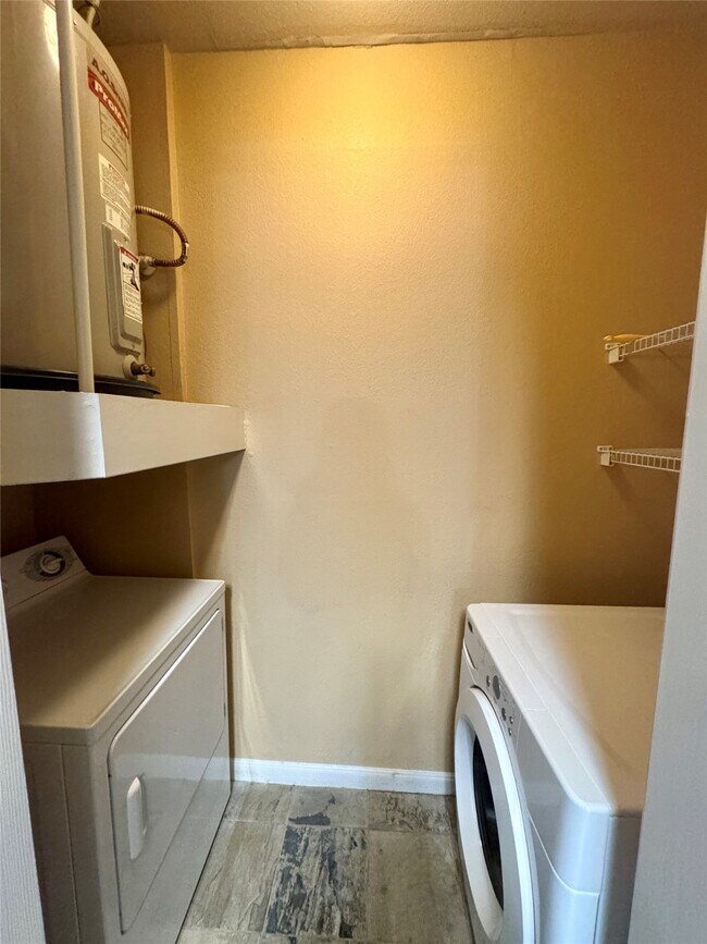 Building Photo - 7575 Kirby Dr