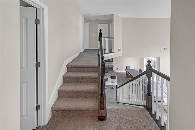 Building Photo - 1645 Hillcrest Dr
