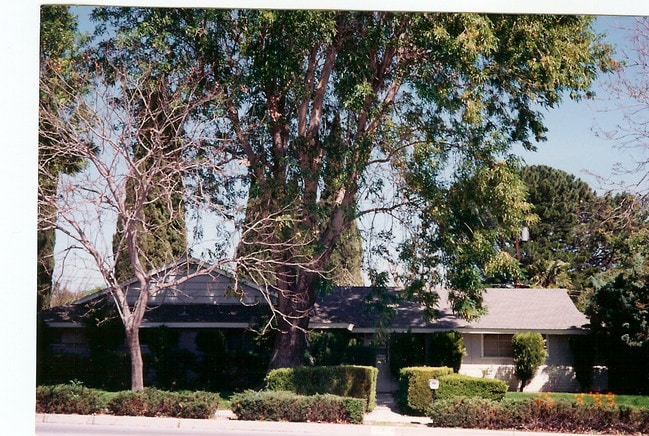 Building Photo - 10854 Reseda Blvd